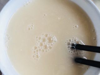 4、红枣红糖馒头,用筷子搅拌均匀，至白糖溶化。少量白糖能让酵母更好地进行发酵。