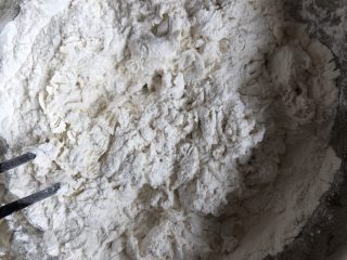 6、红枣红糖馒头,用筷子搅拌均匀