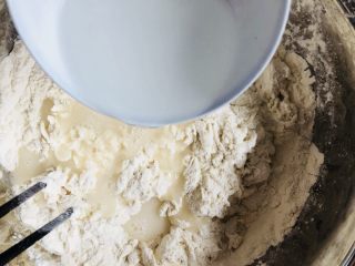 7、红枣红糖馒头,再加入350克的温水。（根据面粉的吸水量不同，可以留20克左右温水调节）