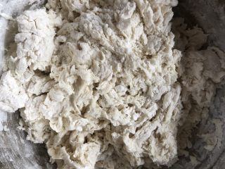 8、红枣红糖馒头,面粉用筷子搅拌成絮状。