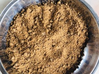 9、红枣红糖馒头,准备150克红糖，因为红枣也有甜味，所以不用放很多，这个量就可以了。