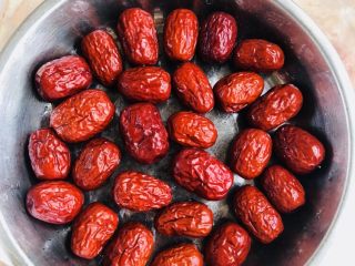 10、红枣红糖馒头,准备150克的红枣。