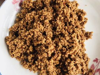 12、红枣红糖馒头,红枣用料理机打成细末。没有的话也可以用刀切碎或者用剪刀剪碎。