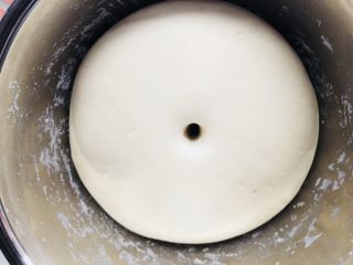 15、红枣红糖馒头,用手指沾取干面粉在面团上戳一个洞不回缩就发酵好了。