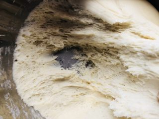 16、红枣红糖馒头,看一下这个面团的气孔状态