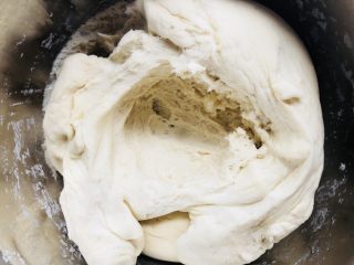 17、红枣红糖馒头,在面团中心挖一个坑