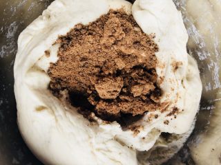 18、红枣红糖馒头,放入一半的红枣和红糖。这个时候加糖使馒头口感更好。