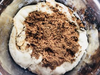 19、红枣红糖馒头,再把洞合上，上面再放入另一半红糖和红枣。这样做是为了更快混合均匀。