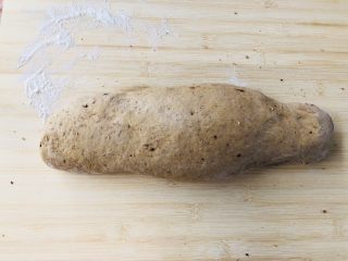 21、红枣红糖馒头,揉面板上放点干面粉，将揉均匀的面团转移到面板上