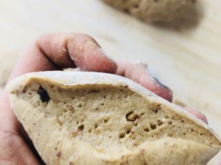 22、红枣红糖馒头,揉好的面团里面组织是细腻的，没有大气孔。那些颗粒是红枣末和部分红糖块。