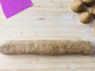 23、红枣红糖馒头,整理面团至均匀的长条状