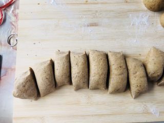 24、红枣红糖馒头,用切面刀切成均匀的剂子