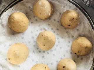 27、红枣红糖馒头,锅内铺上纱布，将面团放入。面团还会膨大，要留有一定的间距。