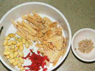 2、猪肚鸡汤,准备铺料党参，小北芪，胡椒粒，枸杞