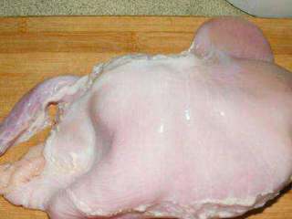 4、猪肚鸡汤,用线补住。