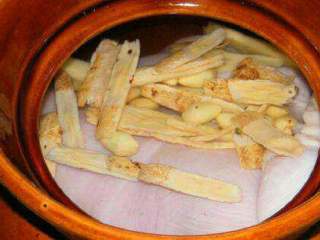 5、猪肚鸡汤,猪肚放进砂锅里加水，放入姜片和剩下的铺料，枸杞不要放先