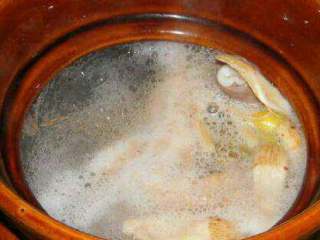 6、猪肚鸡汤,大火烧开去掉泡末再小火慢慢炖2个半小时