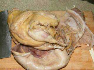 7、猪肚鸡汤,煮好了捞起切开，鸡已经熟透了