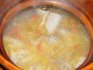 8、猪肚鸡汤,鸡肉手撕开装盘，鸡骨和猪肚切小块，放进砂锅继续煮半个小时，铺料捞起，换上放入枸杞，出锅放点盐和鸡精调味。