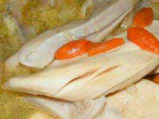 9、猪肚鸡汤,看，肉很嫩又鲜，汤虽然很油，但是都是营养啊，