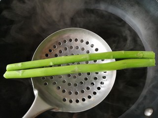 3、蛋卷芦笋——春季健康瘦身餐,焯水后的芦笋沥水捞出备用。