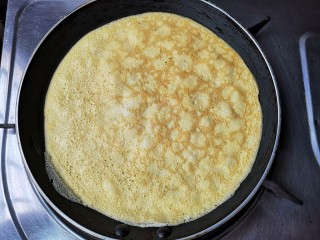 5、蛋卷芦笋——春季健康瘦身餐,翻面加热半分钟，待另一面蛋液凝固。