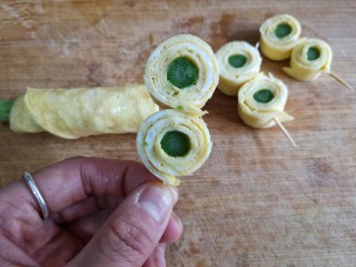 8、蛋卷芦笋——春季健康瘦身餐,用牙签两个小段串起。