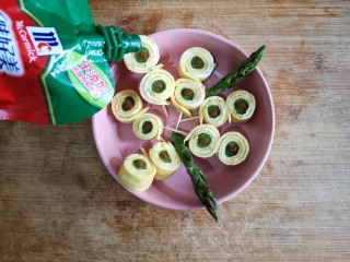 9、蛋卷芦笋——春季健康瘦身餐,装盘后根据个人口味挤适量的番茄酱或甜面酱辣酱即可。