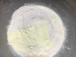 1、红枣黄豆粉吐司,中种材料揉成面团