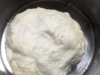 2、红枣黄豆粉吐司,盖保鲜膜入冰箱冷藏发酵24小时