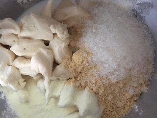 4、红枣黄豆粉吐司,主面团材料除黄油外和剪碎的中种面团一起放入揉面