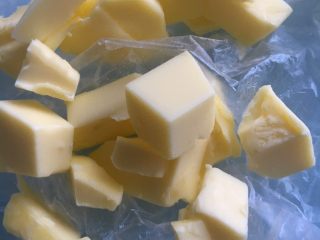 5、红枣黄豆粉吐司,揉成面团后加入软化的黄油继续揉面