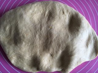 9、红枣黄豆粉吐司,按压面团排气