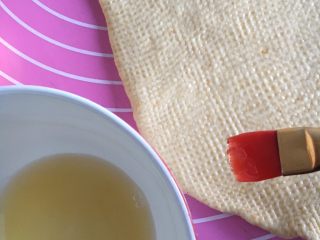 12、红枣黄豆粉吐司,蜂蜜加水调匀，在面皮上均匀地涂抹一层