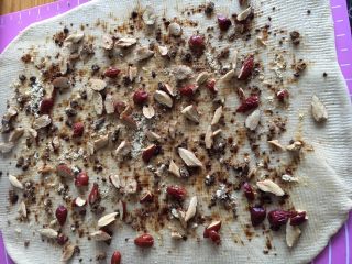 13、红枣黄豆粉吐司,撒上黄豆粉、红糖和剪碎的红枣