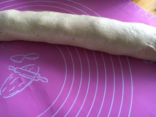 14、红枣黄豆粉吐司,卷起来成筒状