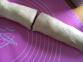 15、红枣黄豆粉吐司,居中切一刀，平均分成两段