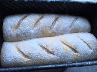 17、红枣黄豆粉吐司,在表面割几刀，撒上些高筋面粉