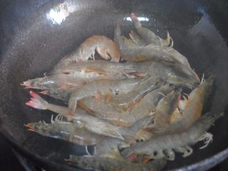 5、洋葱油爆虾,倒入鲜虾爆炒