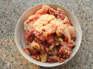 2、香菇炖鸡,2、	土鸡切成块，洗干净待用。