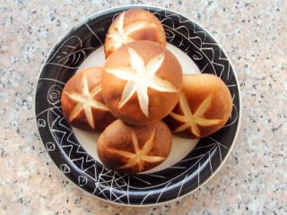 3、香菇炖鸡,3、	香菇洗净，改切花刀。