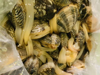 2、花蛤豆腐汤,新鲜花蛤，待用；