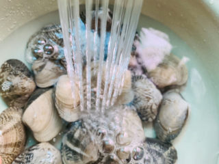 3、花蛤豆腐汤,洗净；