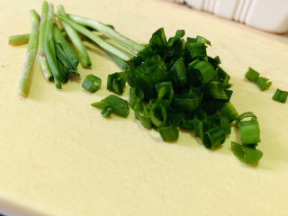 6、花蛤豆腐汤,葱白切长段，葱叶切粒；