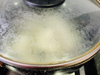 13、花蛤豆腐汤,盖住锅盖煮5分钟；