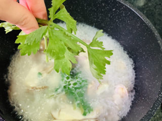 19、花蛤豆腐汤,加点芹菜提香；