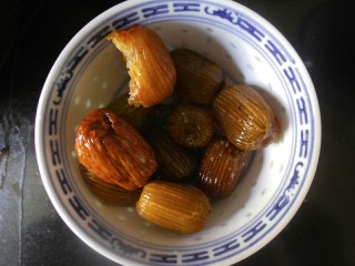 4、传统红枣粽,蜜枣洗下备用！那半个是我偷吃了一口，忽略！