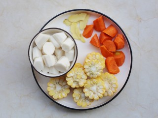 2、冬至美食 营养滋补的山药炖鸡汤,鸡肉洗净剁成块,玉米切断,山药、胡萝卜去皮切滚刀块,姜去皮切片。