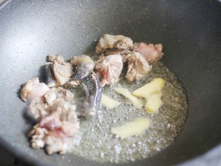 3、冬至美食 营养滋补的山药炖鸡汤,锅中热油,加三片姜,加入鸡肉炒至变色。