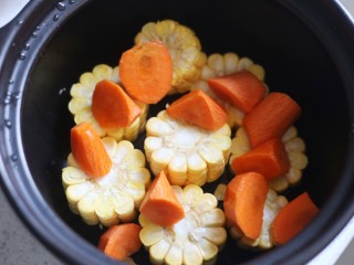 7、冬至美食 营养滋补的山药炖鸡汤,胡萝卜。